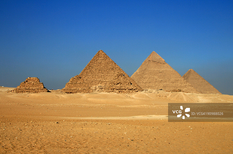 沙漠中的吉萨金字塔图片素材
