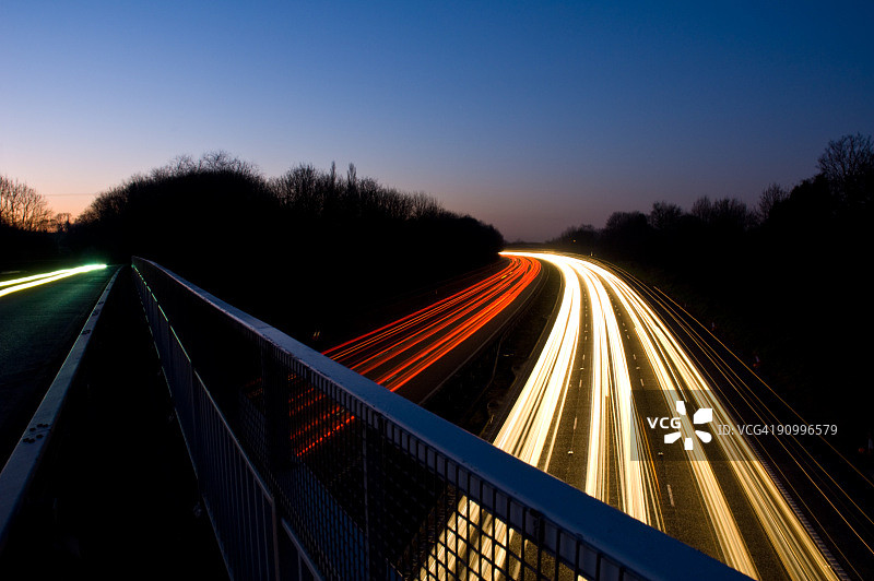 暮色下的高速公路灯光图片素材