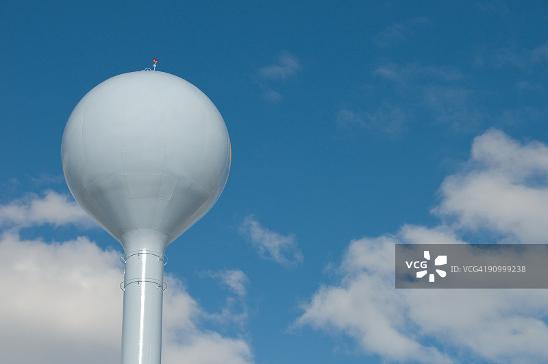 蓝天下的水塔图片素材