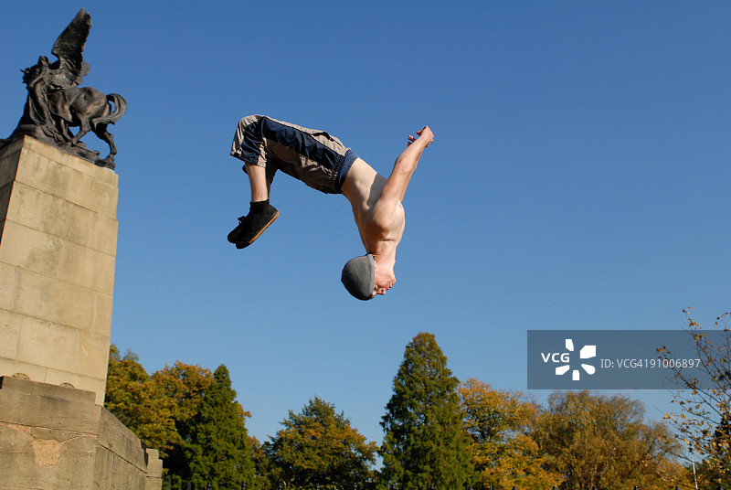 后空翻图片素材