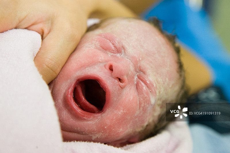 新生儿宝宝啼哭图片素材