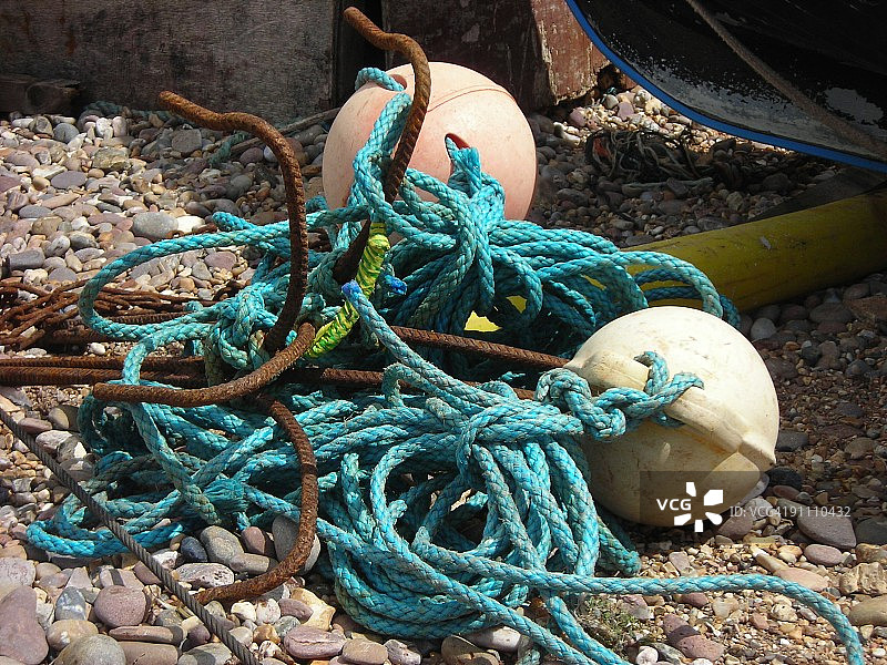 一对浮标和一堆绳索图片素材