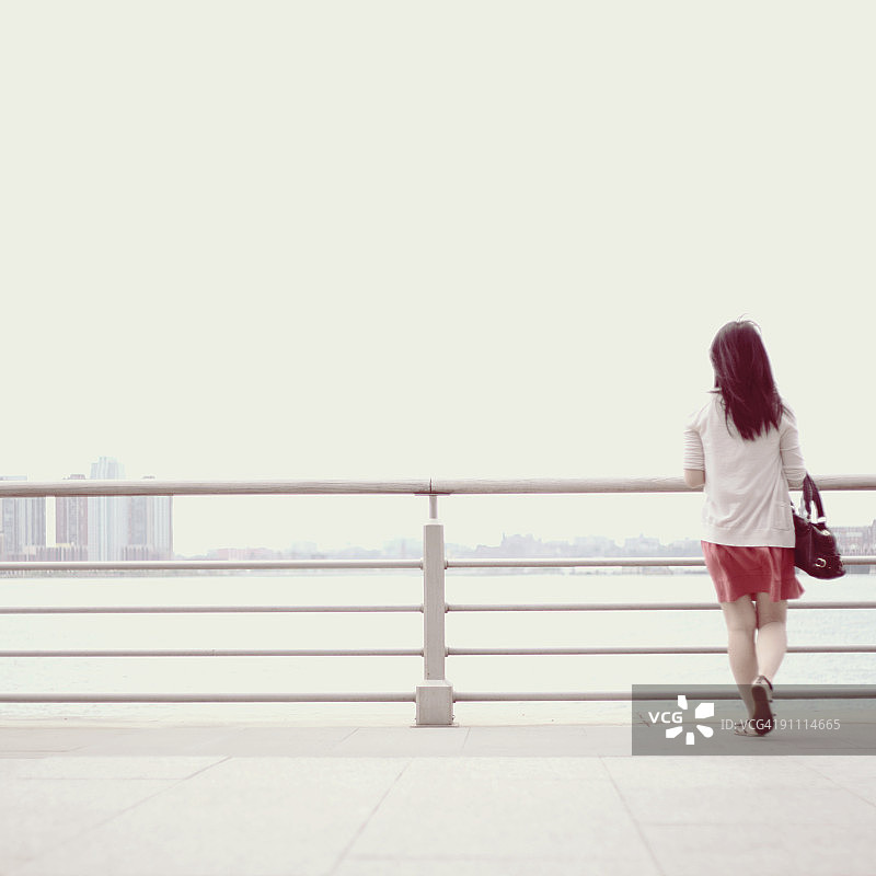 向远处看的女人图片素材