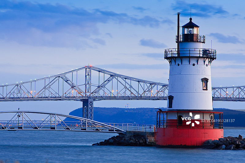 塔里敦灯塔和塔潘泽大桥图片素材