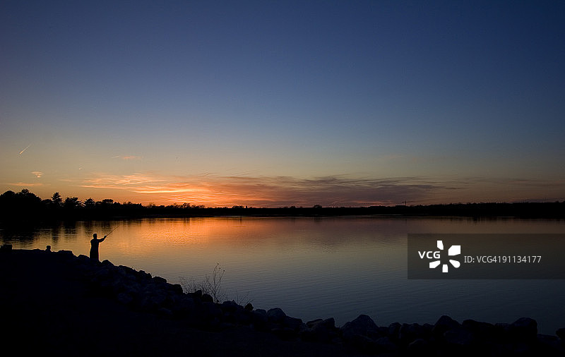 男人在日落时钓鱼图片素材