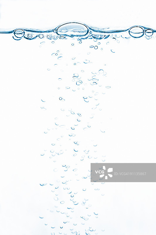 白色背景上的水和气泡图片素材