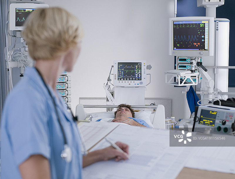 护士在重症监护室护理病人图片素材