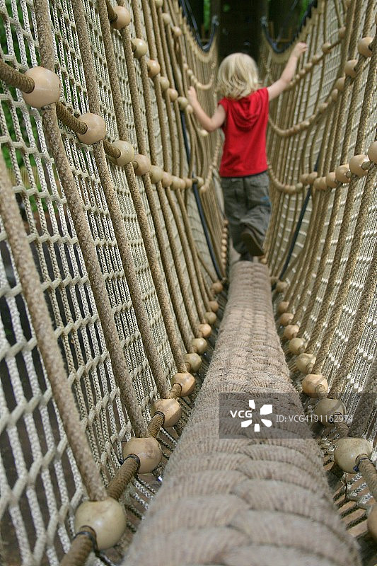 女孩过人行天桥图片素材