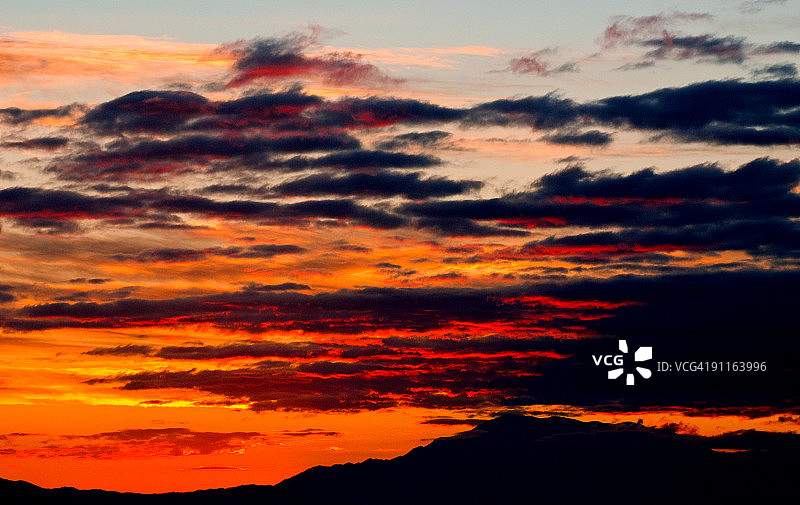 圣哈辛托山上方的层层火焰图片素材