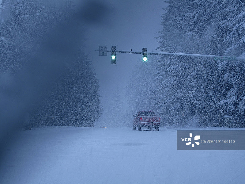 暴风雪中的十字路口图片素材