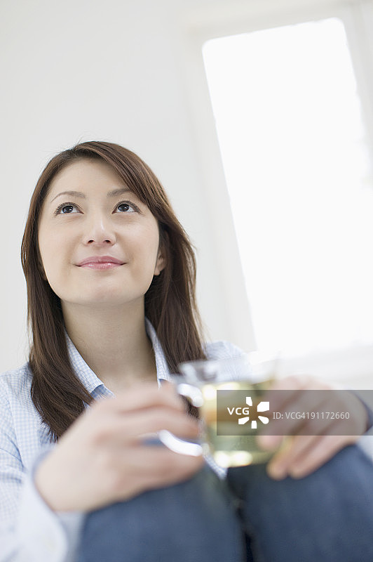 年轻女人喝茶图片素材