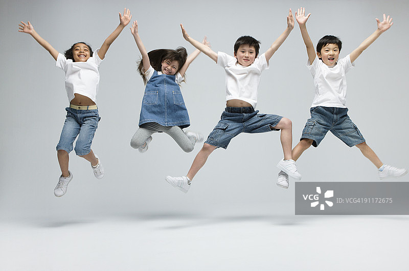 孩子们跳跃的影棚照片图片素材