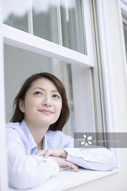 眺望窗外的年轻女人图片素材