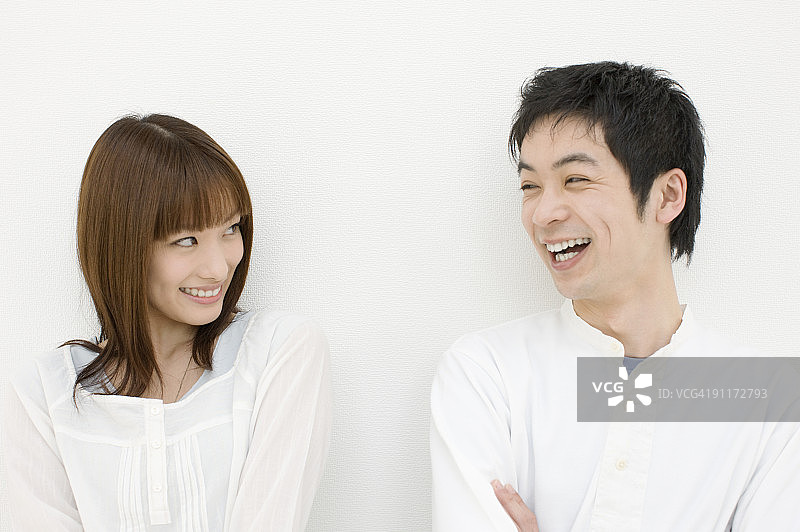 年轻情侣互相对视微笑特写图片素材