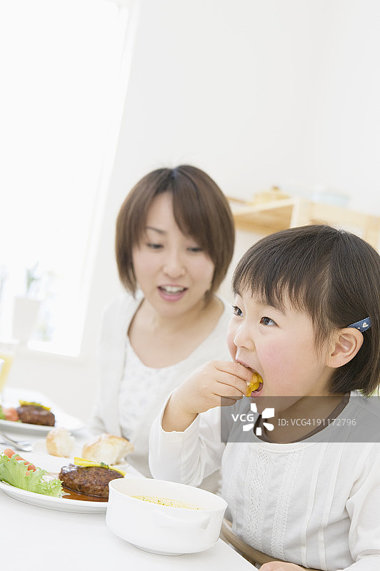 母女用餐场景图片素材