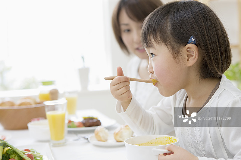 母女用餐场景图片素材