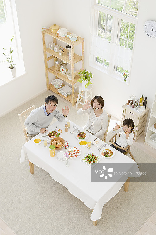 一家人用餐，高角度视角图片素材