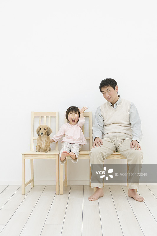 家庭与狗的合影图片素材