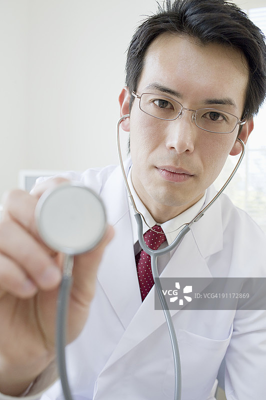 带听诊器的医生肖像特写图片素材