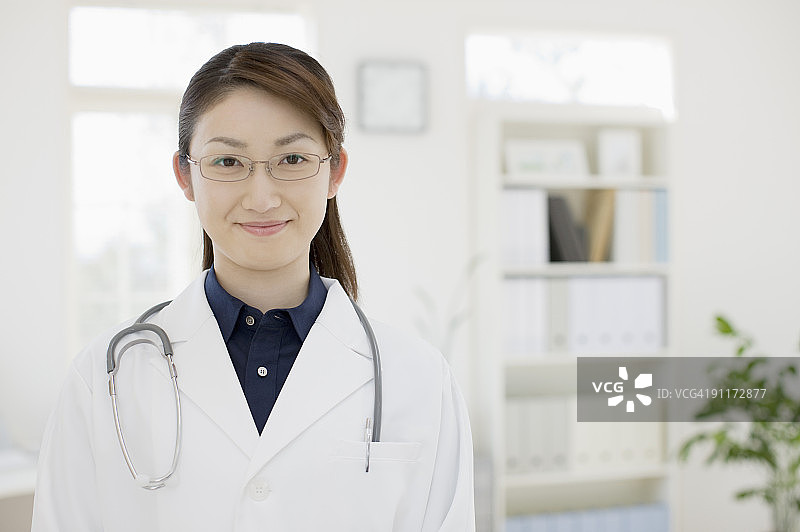 年轻女医生肖像图片素材