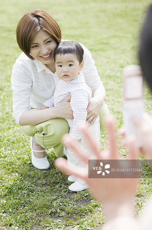 男子拍摄妻子和儿子的照片图片素材