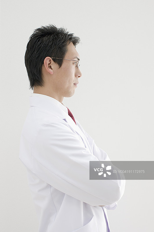 手臂交叉的医生图片素材