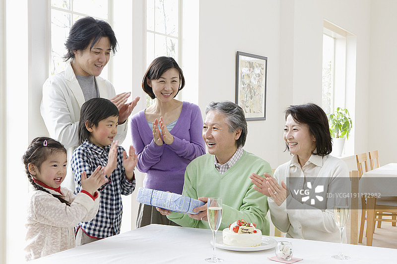 多代同堂家庭举办生日派对图片素材