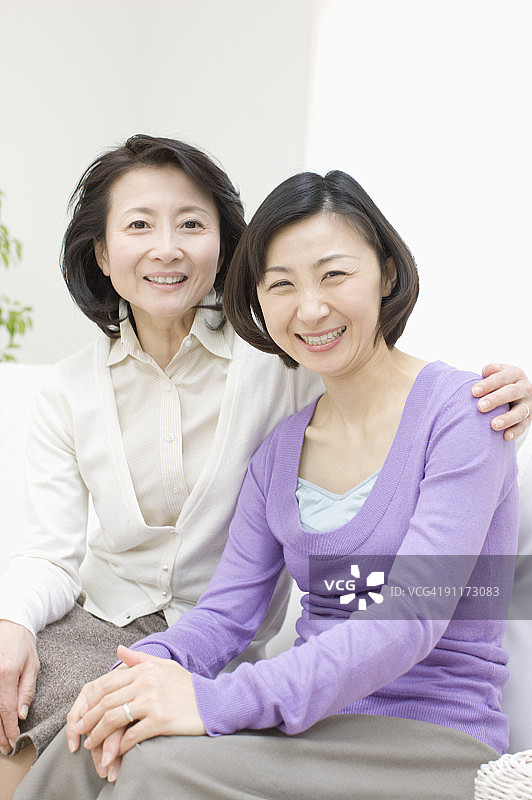 母亲和女儿特写肖像图片素材