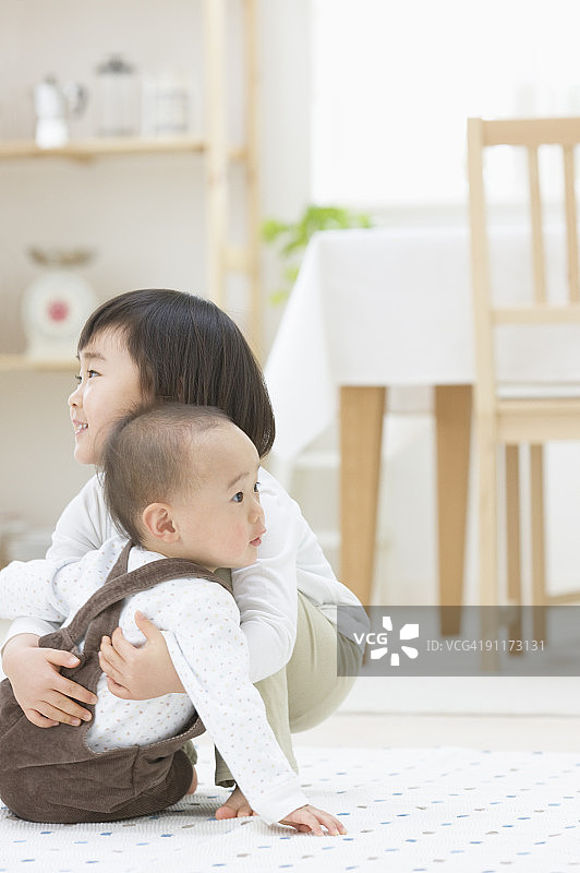孩子们在餐厅里玩耍。图片素材