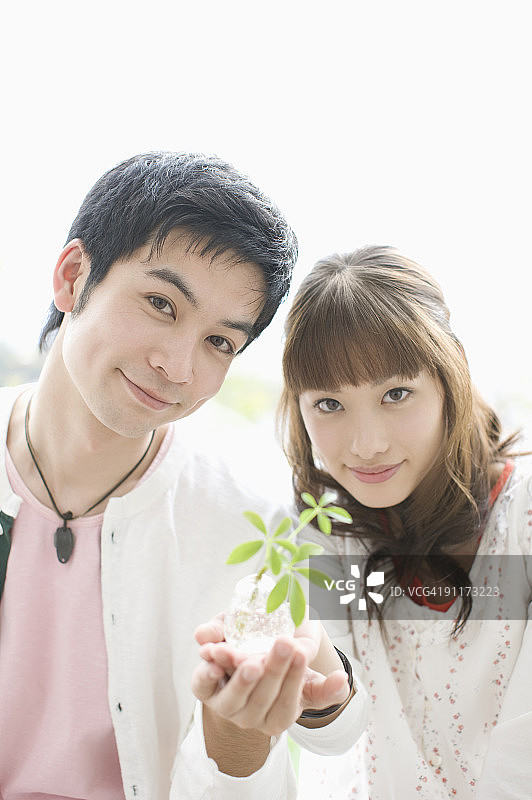 年轻夫妇拿着盆栽图片素材