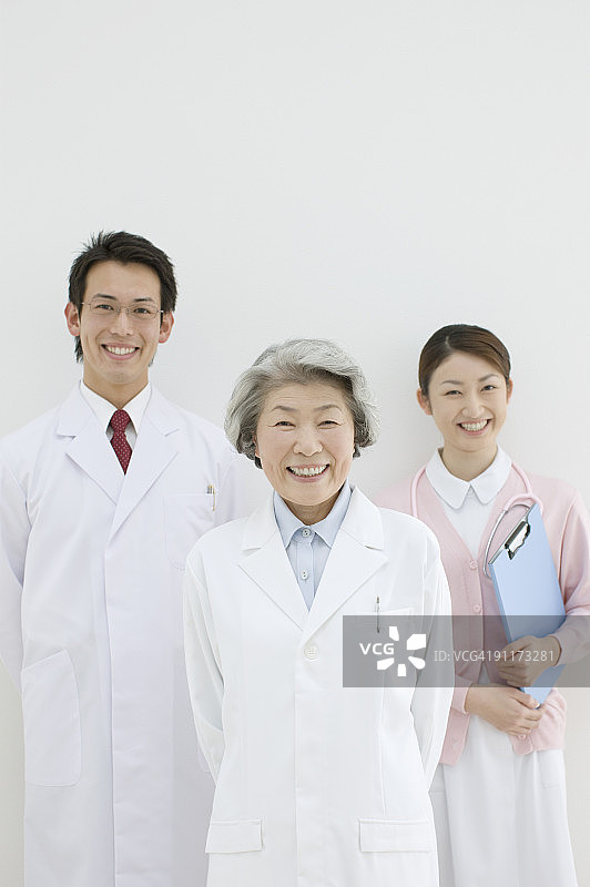 微笑的医生和护士肖像。图片素材