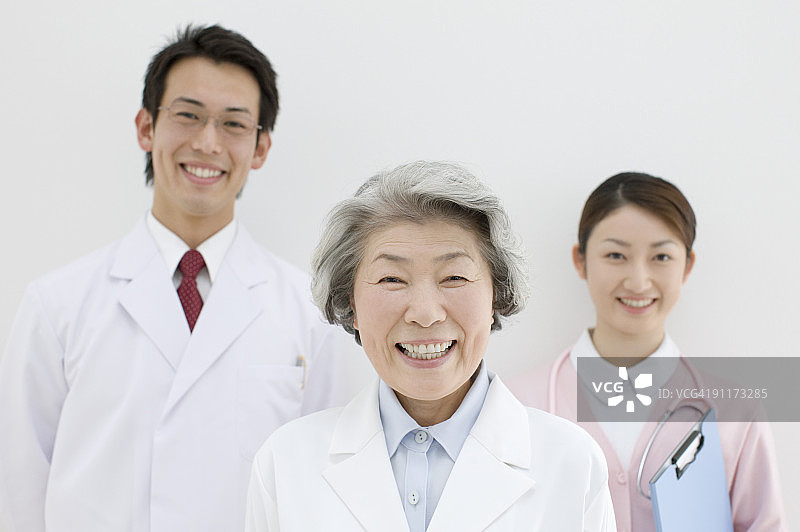 医生和护士肖像（前景聚焦）图片素材