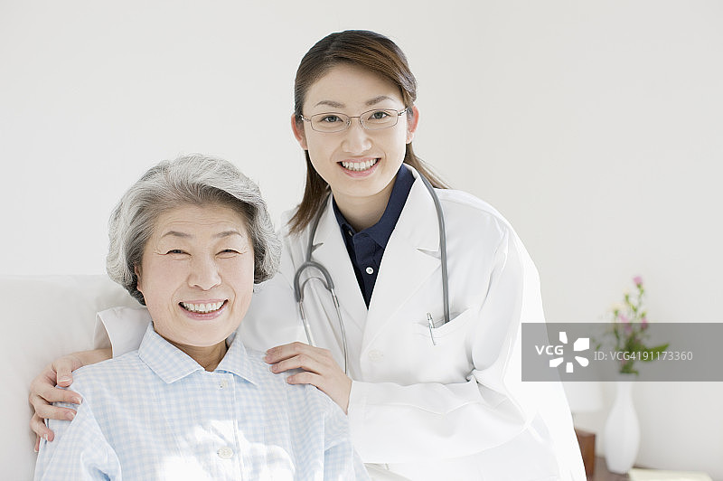 年轻女医生和病人微笑合影图片素材