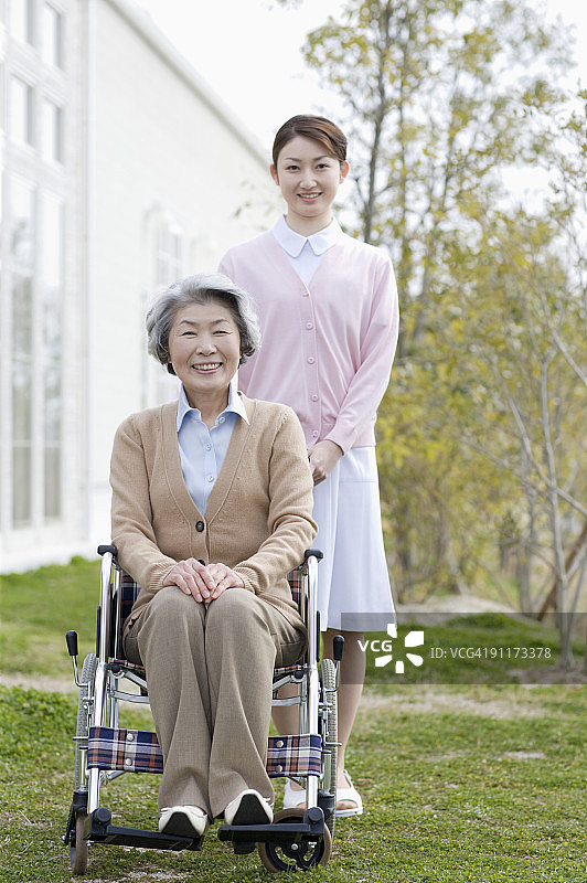 坐在轮椅上的女人和护士的肖像图片素材