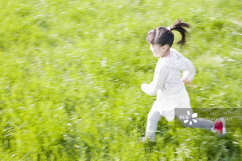 女孩在绿色田野奔跑图片素材