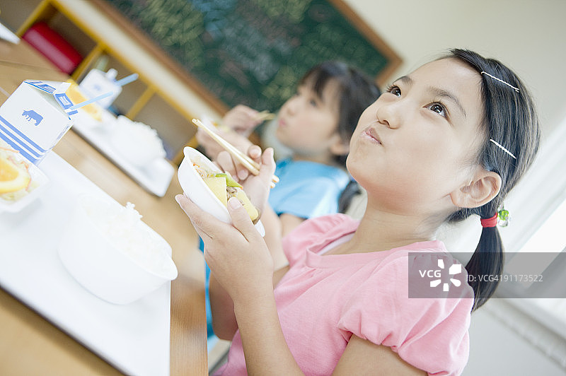 学生在教室里吃午饭图片素材