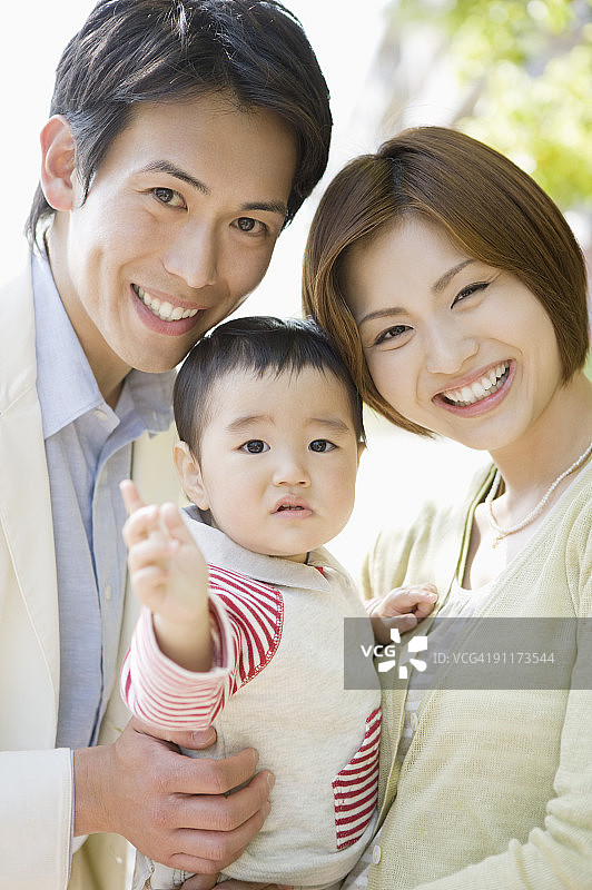 父亲、母亲和男婴的肖像图片素材