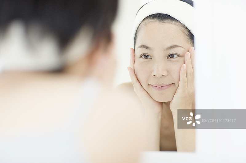 女人在洗脸图片素材