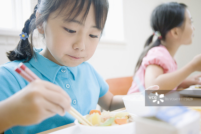 学生在教室里吃午饭图片素材