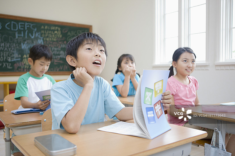 在教室里学习的学生图片素材