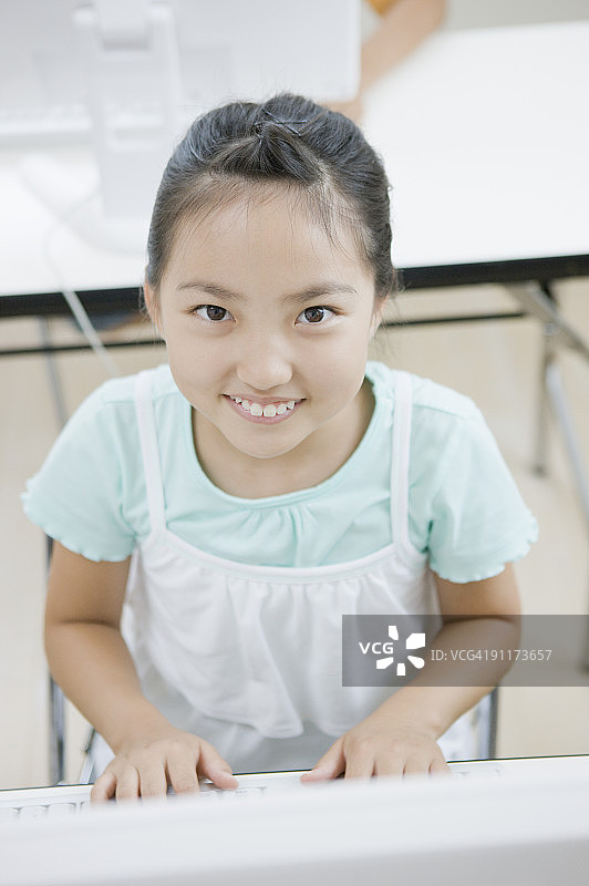 学生在教室使用电脑图片素材