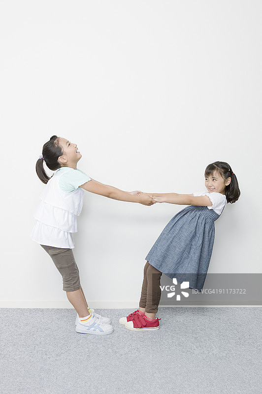手牵手站立的女孩们图片素材