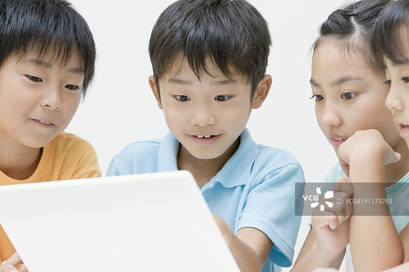 使用笔记本电脑的男孩和女孩图片素材