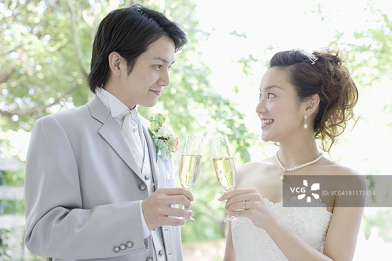 新娘新郎敬酒图片素材