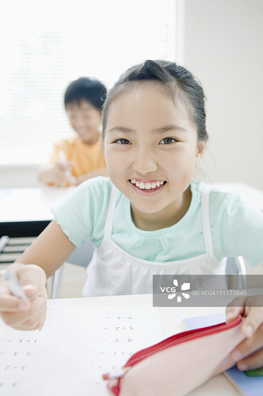 学生们在教室的课桌旁学习图片素材