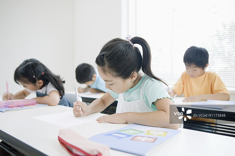 学生们在教室的课桌旁学习图片素材
