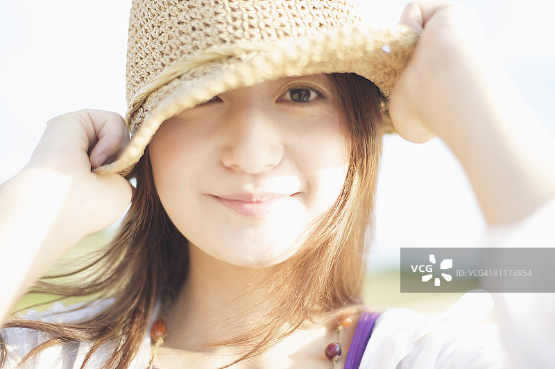 年轻女人戴帽子图片素材