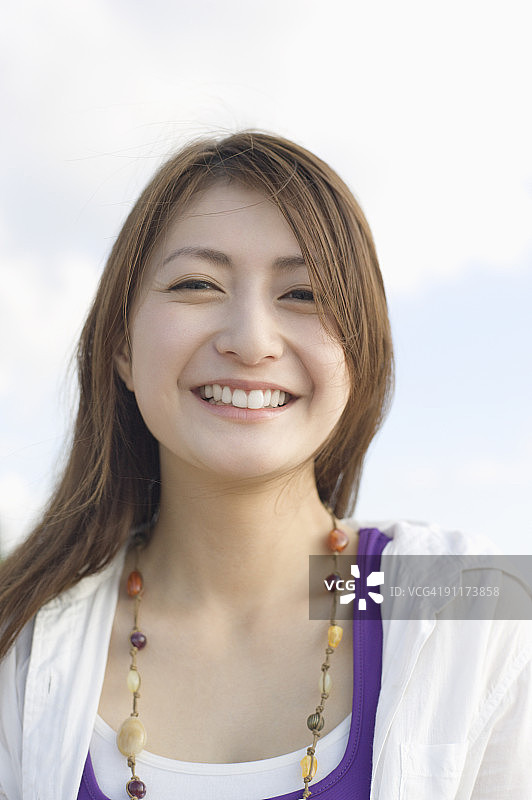 年轻女子微笑着图片素材