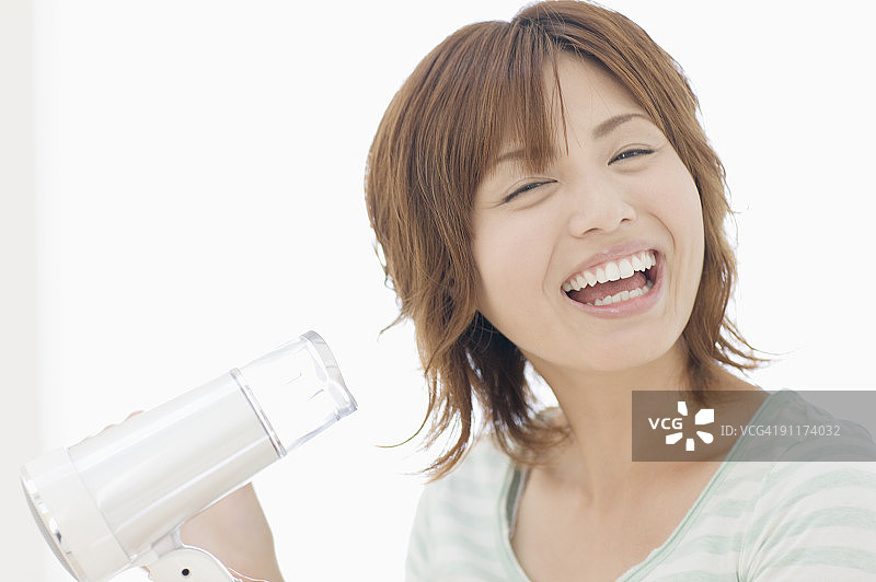 女人吹干头发图片素材