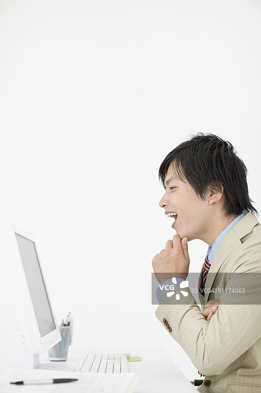 手托下巴使用电脑的商人图片素材